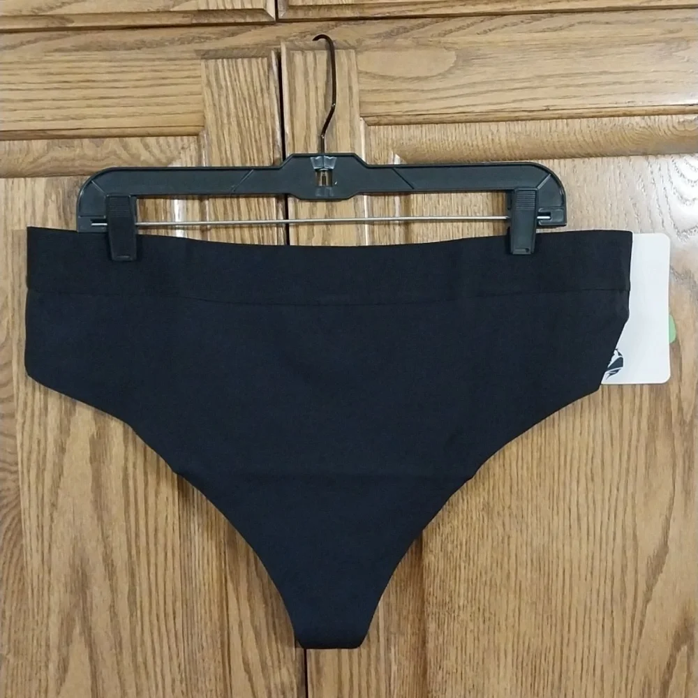 Phoenix NWT Malibu Thong Size 1X Black Seamless UV Protection Moisture Control